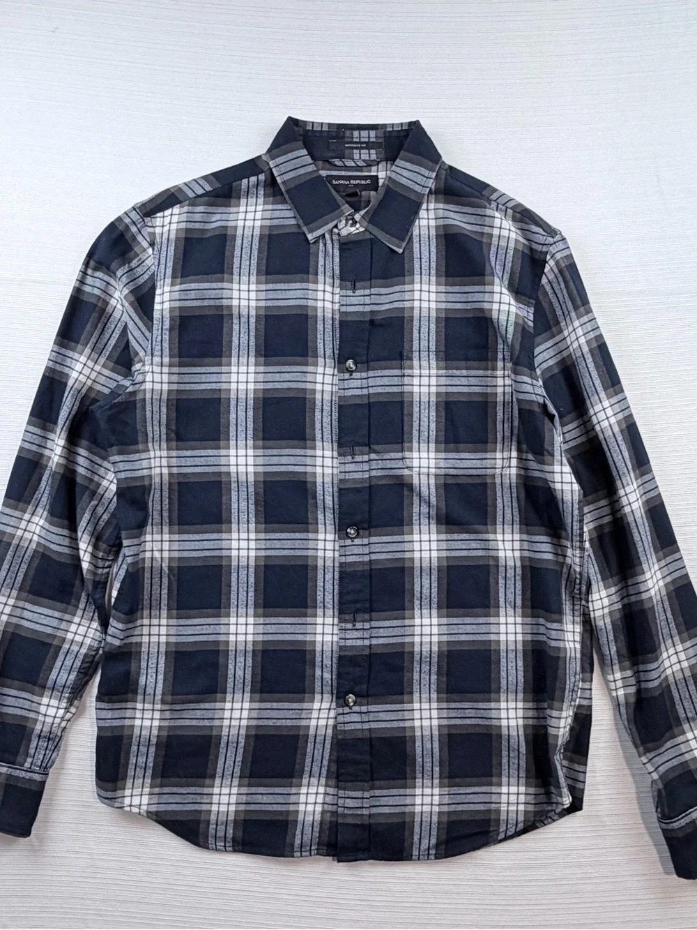 Banana Republic Men's Navy Plaid Button-Down Shirt Unticked fit Size M